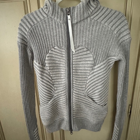 Gray Lululemon zip sweater-excellent condition sz sm. - Picture 1 of 3